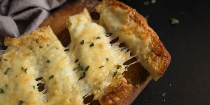 Crostini all'aglio con formaggio ed erbe aromatiche