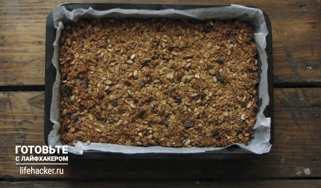 Barrette di muesli con cocco, cioccolato e semi: cuocere 45 minuti in forno preriscaldato a 160 gradi.