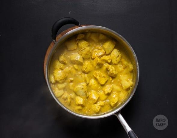Pollo al curry con ananas: aggiungere gli ananas