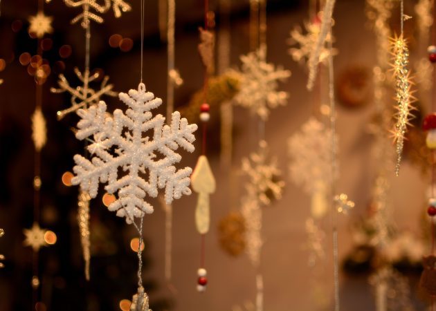 Decorare un albero di Natale: Fiocco di neve fatto di carta
