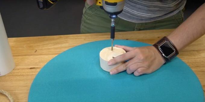 Come realizzare un tiragraffi per un gatto con le tue mani: avvita una parte di legno