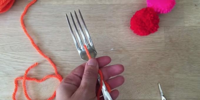 Come fare un pompon: infilare una forchetta