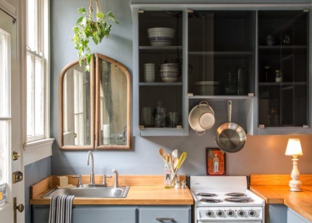 Piccola cucina design: gli specchi lucidi e mobili