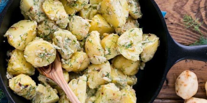 Ricette: patate bollite in una cremosa salsa di aglio