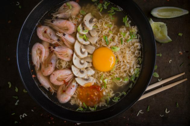 Come fare il ramen fatto in casa: posizionare il piatto in un piatto fondo