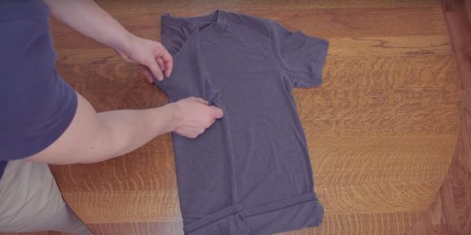 Piegare la metà di una delle camicie e piegare il manicotto