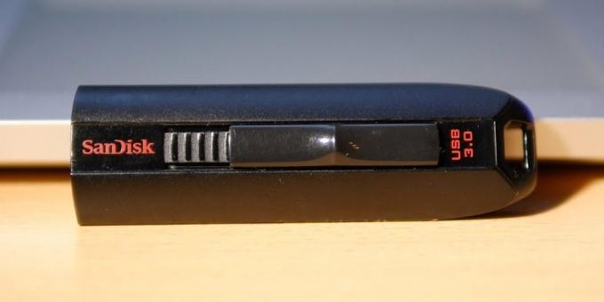 Come rimuovere la protezione da un flash drive o scheda di memoria: controllare l'interruttore fisico