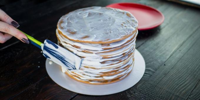 Ricetta torta "torta di miele": applicare la crema sui lati torta