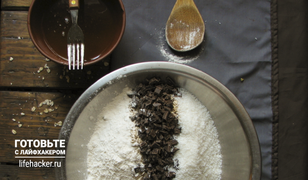 Barrette di muesli con cocco, cioccolato e semi: unire farina d'avena, farina, semi, cioccolato, cocco e vanillina