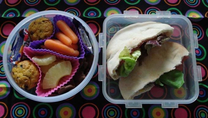 ufficio pranzo: pita con pancetta e pomodorini