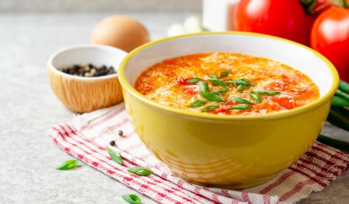 Zuppa leggera di pollo con uova sbattute e pomodori