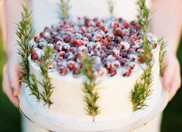 Torta con crema, guarnito con frutti di bosco