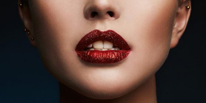 Trucco labbra glitterato: usa il rossetto con una finitura appiccicosa