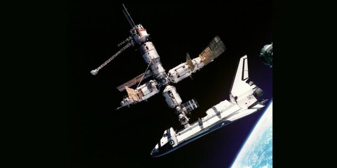 Stazione orbitale "Mir" con navetta americana attraccata "Atlantis", luglio 1995