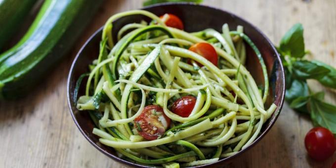 Insalata di zucchine fresche con pomodori e pesto