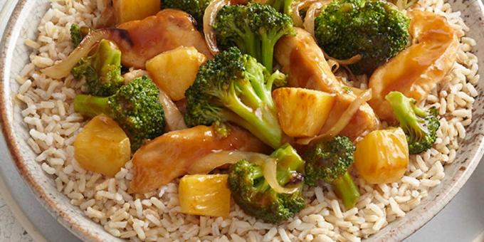 Veloce e delizioso cibo: filetto di pollo con ananas, cavolfiori e broccoli