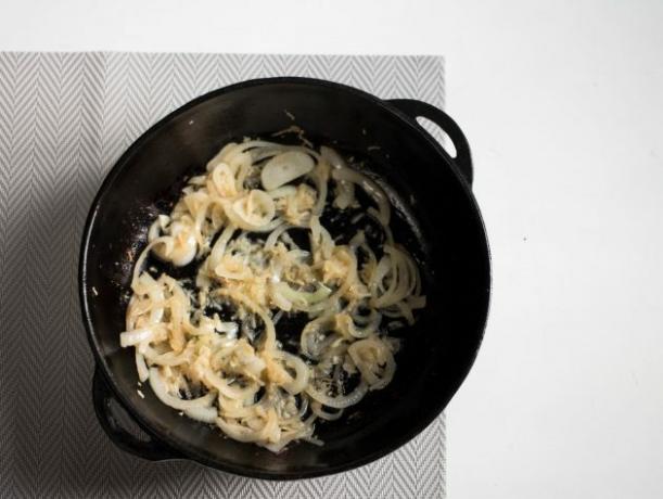Pollo con verdure: soffriggere le cipolle e l'aglio