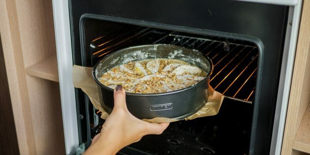 Torta con pere e noci: cuocere in forno preriscaldato a 180 ° C per 25-50 minuti