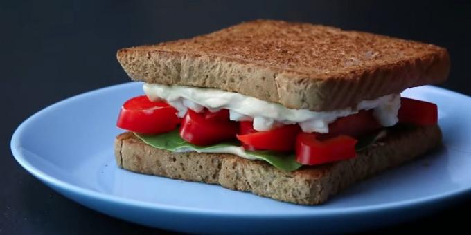 panino ricetta con hummus, peperoni, spinaci e formaggio feta