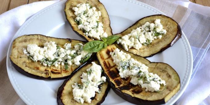 Melanzane alla griglia con succo di limone, feta e basilico