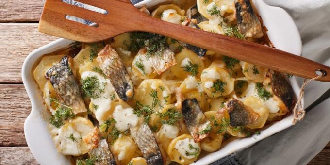 Come cucinare il pesce al forno: aringhe con patate e formaggio