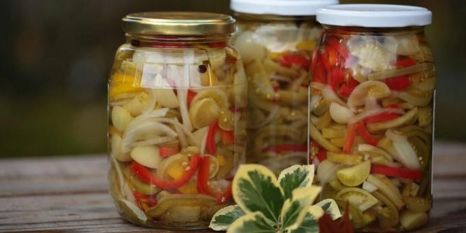 Insalata di pomodori verdi con cipolle e peperoni per l'inverno