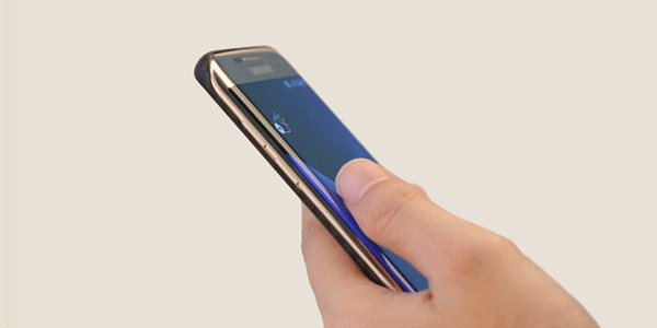 Controllo Awkward lo smartphone con uno schermo curvo