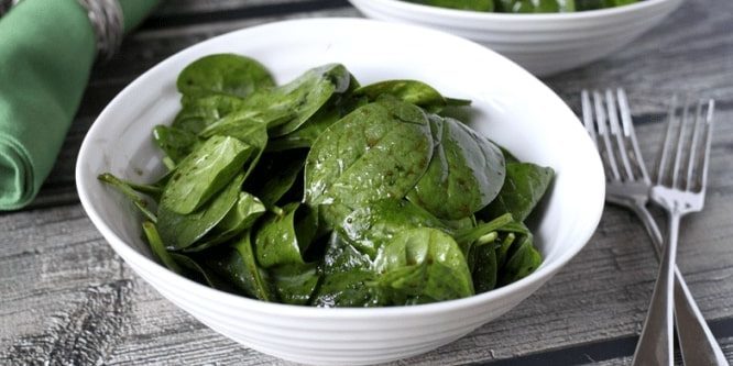 Un'insalata semplice spinaci