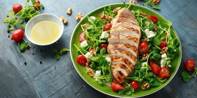 Menu settimanale Paleo: insalata sana con pollo, verdure e formaggio feta