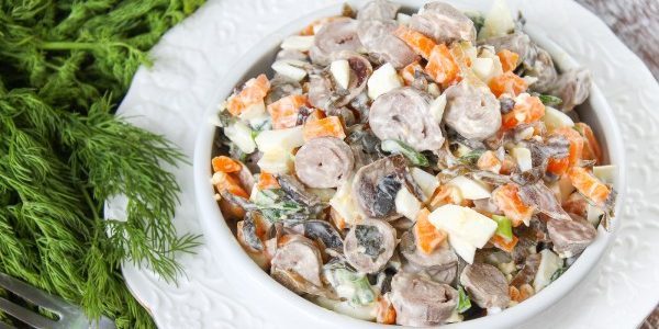 insalata di cavolo marino con cuori di pollo e carote