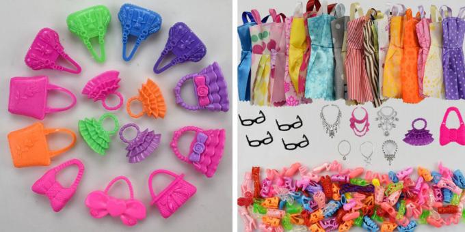 Una serie di accessori bambola