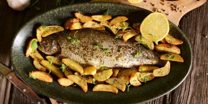 Come cucinare il pesce al forno: trota con patate e aglio