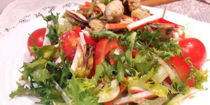 Insalata con bastoncini di granchio, cozze, cavolo, pepe e salsa di soia