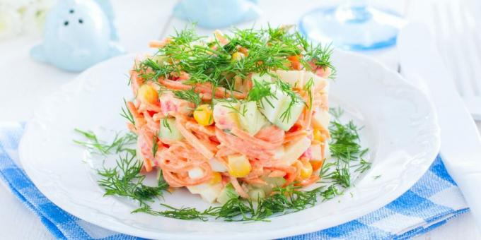 Insalata con carote coreane, bastoncini di granchio e mais