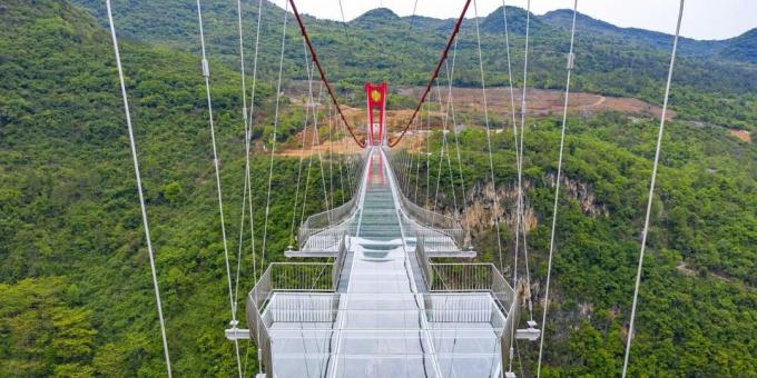 I ponti più spaventosi: il ponte di vetro delle Tre Gole di Huangchuan