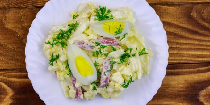 Insalata con salsiccia affumicata, uova e cavolo cappuccio: una ricetta semplice