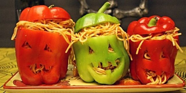 Piatti per Halloween: capi di peperoni ripieni di spaghetti con carne