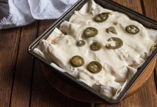 Cospargere di pepe jalapeno sulla enchilada