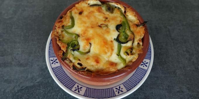 Maccheroni con formaggio e peperoni in una pentola