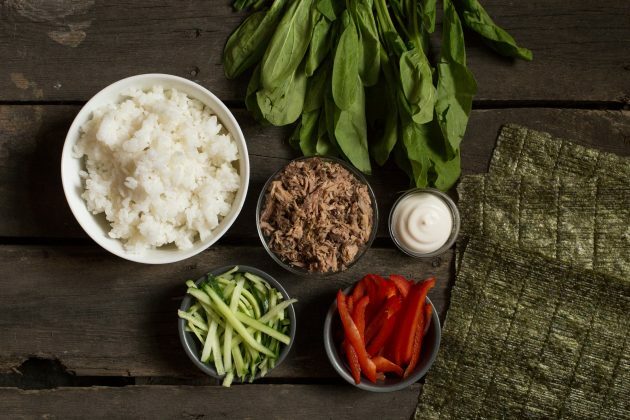 Classico sandwich al sushi con onigirazu: inizia preparando gli ingredienti per il ripieno