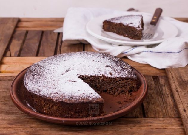 Affettare la torta di noci italiana dopo averla raffreddata completamente