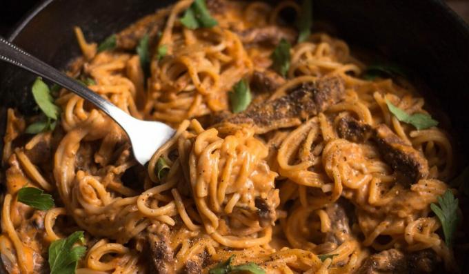 Pasta con manzo in salsa di crema di pomodoro