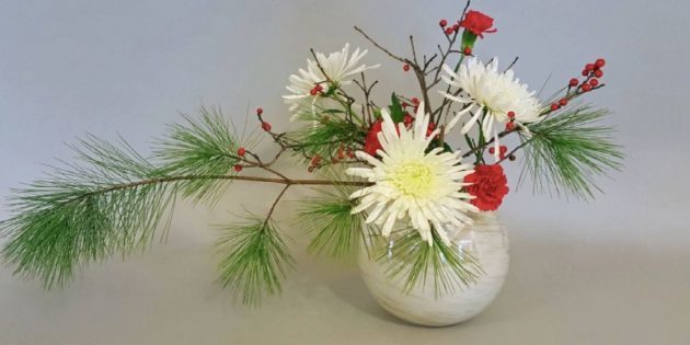Ikebana con rami di pino