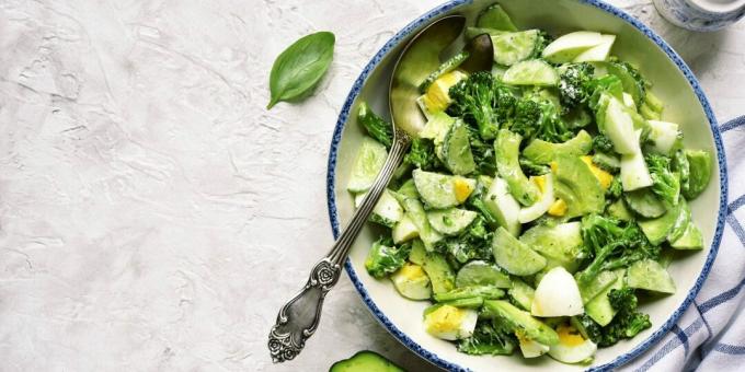 Insalata con broccoli, uova e avocado