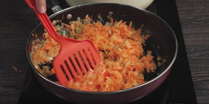 Passo dopo passo ricetta per borscht: Soffriggere la cipolla e la carota, mescolando ogni tanto, a circa 5 minuti