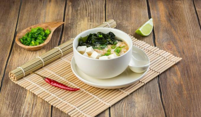 Zuppa chankonabe giapponese con shiitake, tofu e polpette di carne