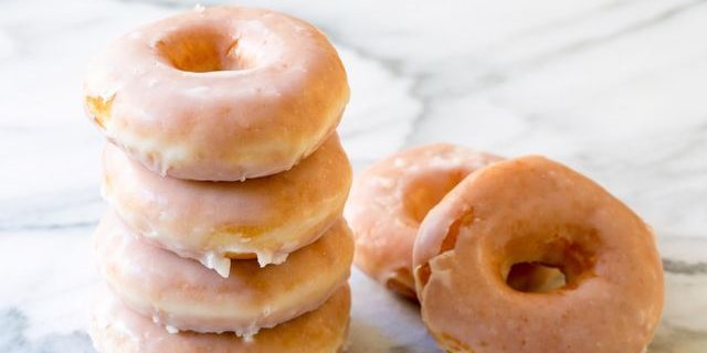 Donuts Ricette: ciambelle classiche con lo zucchero a velo