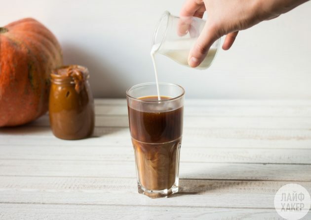 Latte di zucca: versare il caffè e il latte