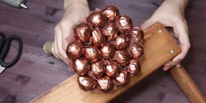 Come fare un bouquet di caramelle con le tue mani: chiudi gli spazi tra le caramelle