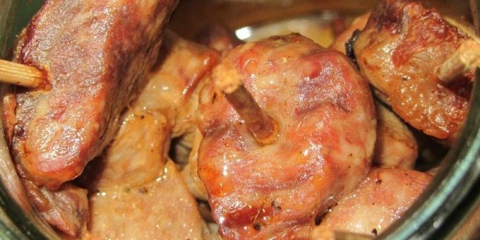 Come cucinare la carne in forno: maiale allo spiedo, cotto in una pentola 